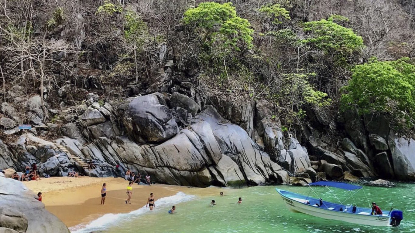 Read more about the article Jungle Hiking Adventure Colomitos Beach